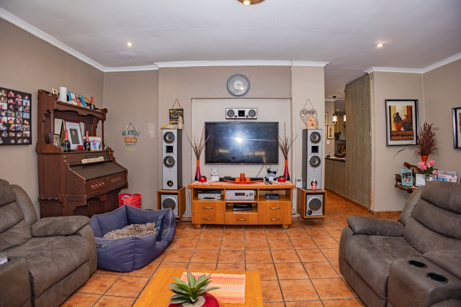 5 Bedroom Property for Sale in Peerless Park Western Cape